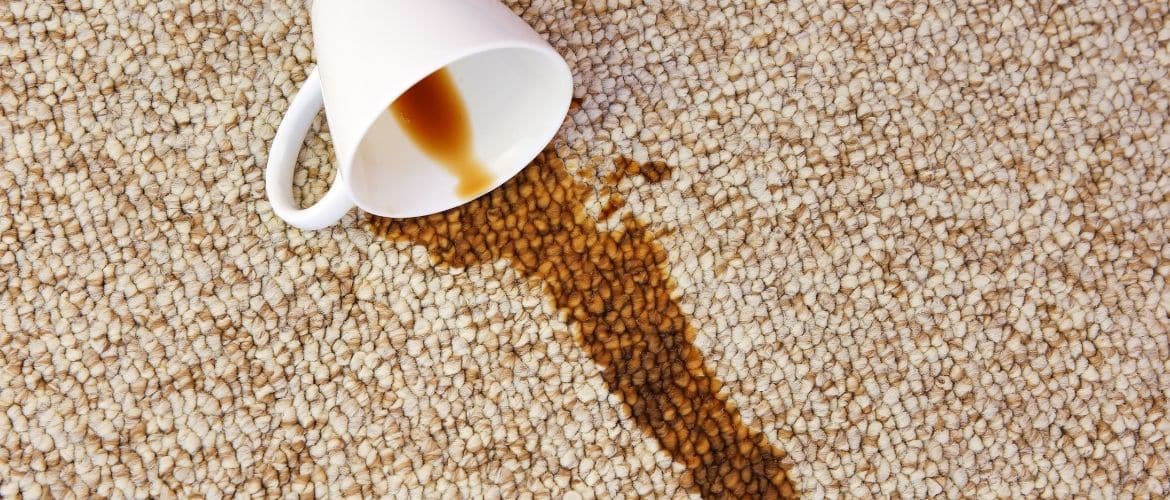 Hoe krijg je koffievlekken uit het tapijt?