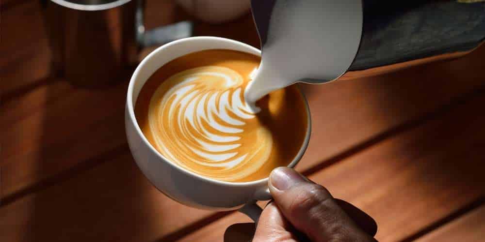 Je bekijkt nu Latte art maken: hoe maak je echte cappuccino kunst?