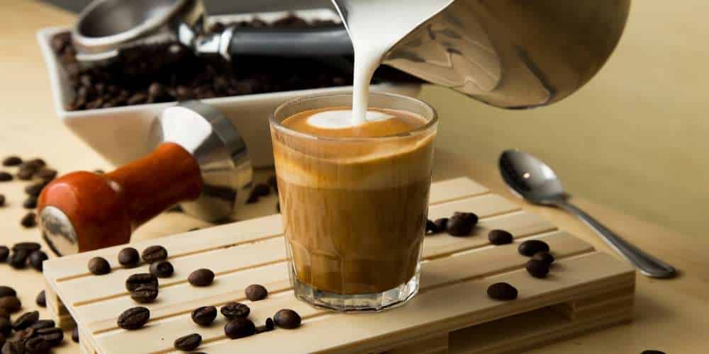 Je bekijkt nu Wat is een Cortado koffie?